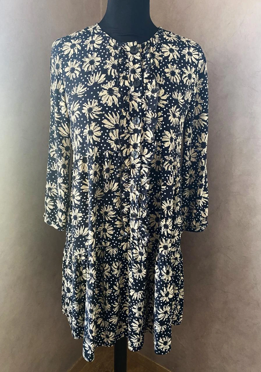 Robe ZARA T34 noire à fleurs beige – Volants & boutons – Style bohème chic